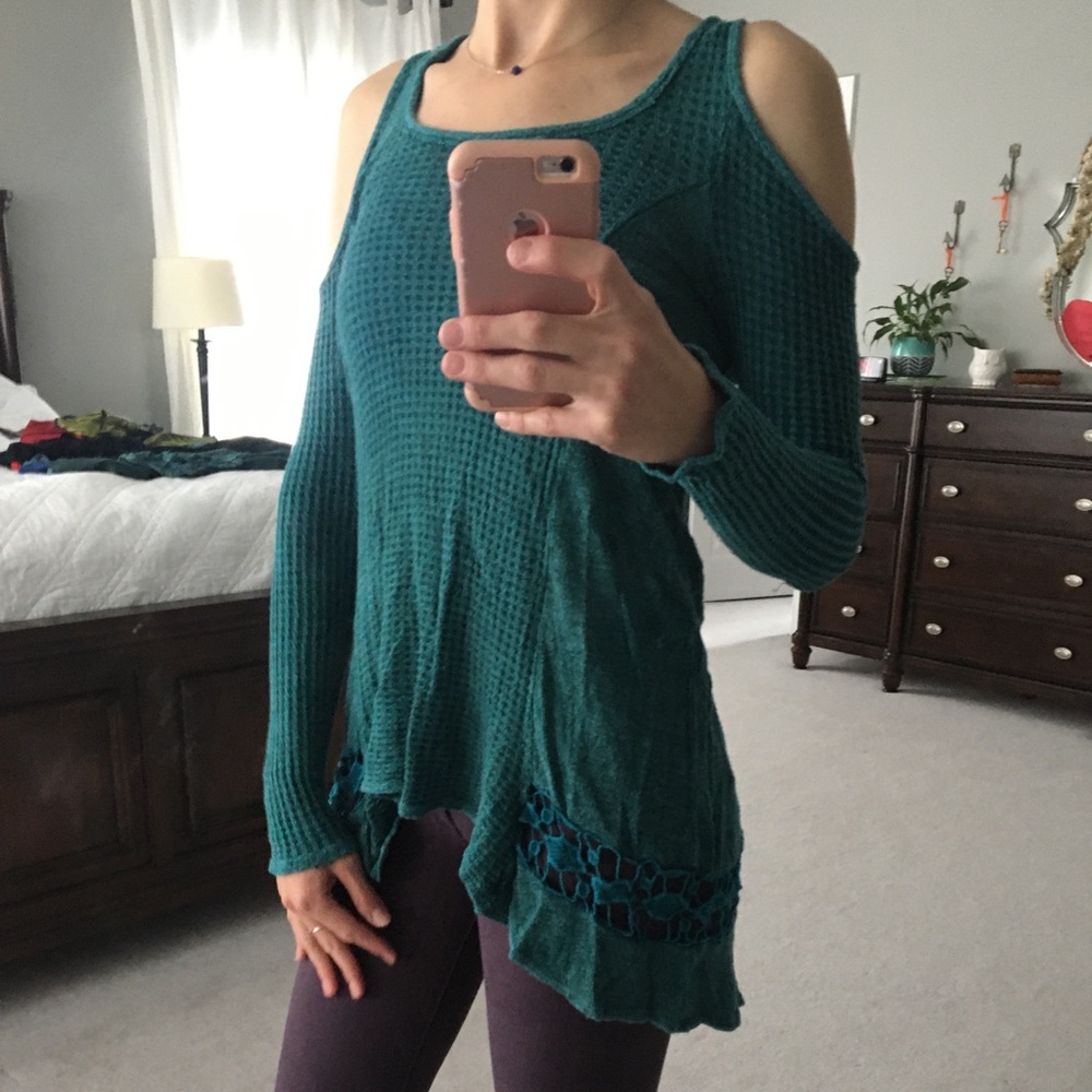 Altar’d State cold shoulder hi-lo top